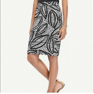 ANN TAYLOR Factory tropical leaf print Pencil Skirt white & black sz 2P NWOT